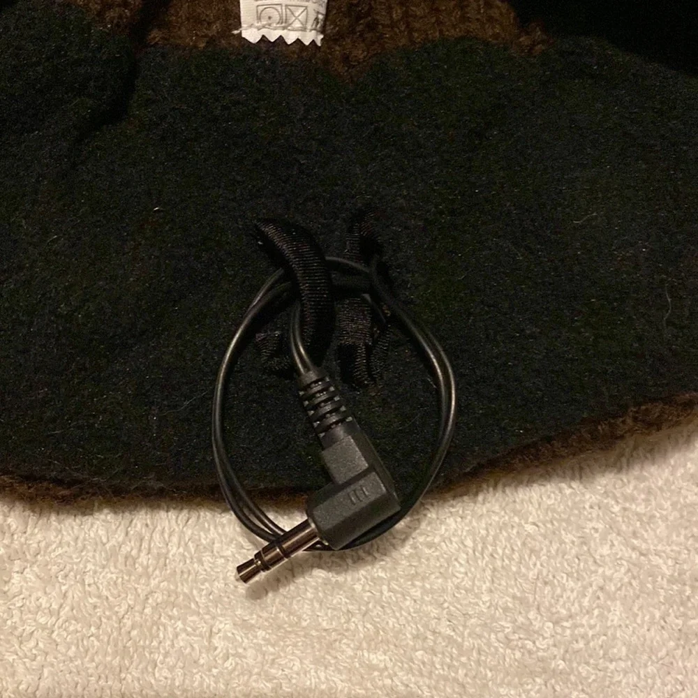 Roxy knit hat with headphones​​​​ - Picture 7 of 7